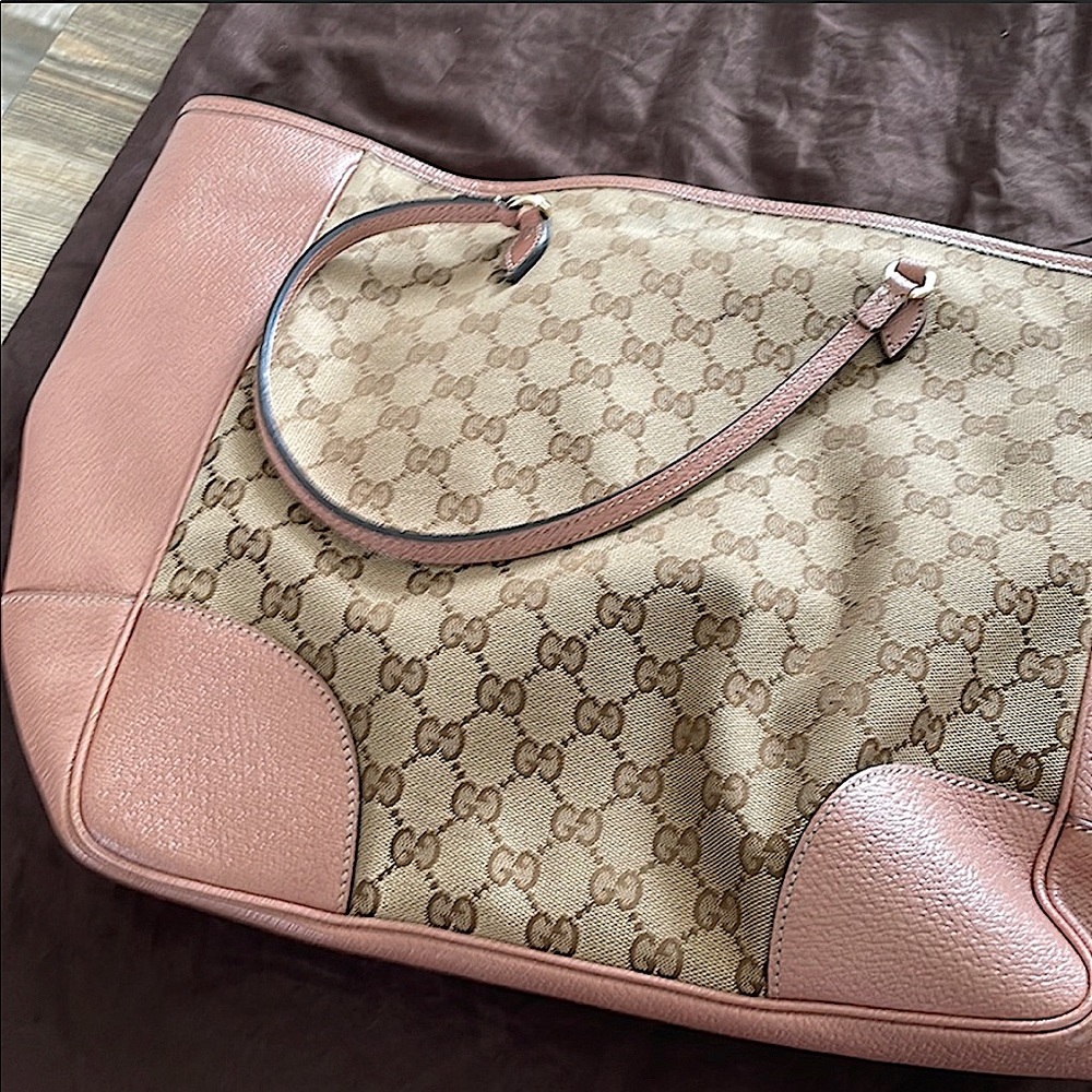 (Used) Authentic Gucci Tote bag.  13H 18W 6.5D HANDLE 7